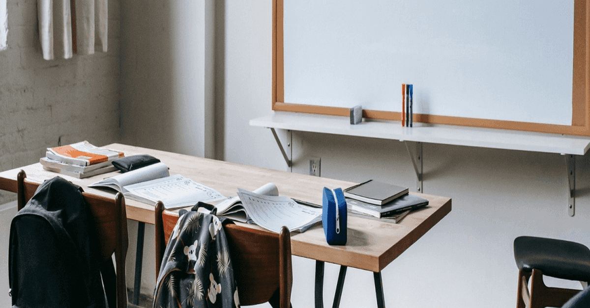 Polročné prázdniny zrušené, jarné začínajú už vo februári. Pozrite sa, kedy budú školáci doma!