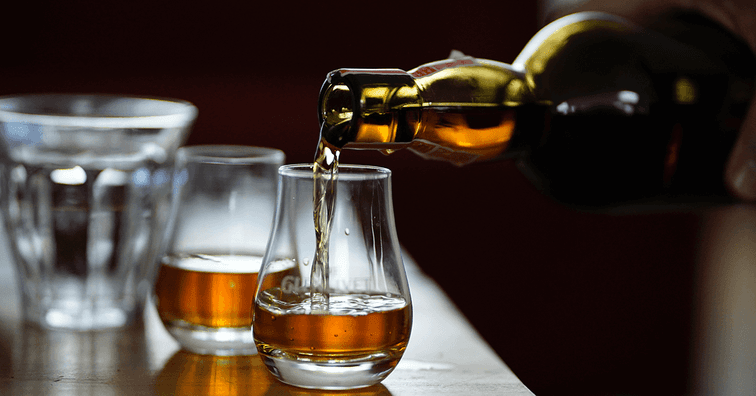 Tipy , ako sa správne pije whisky, rum, vodka, borovička alebo slivovica