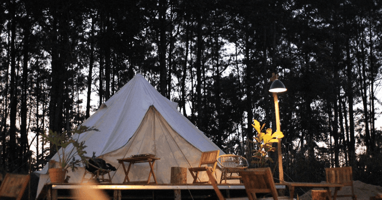 Už jste vyzkoušeli glamping? Poradíme vám, co si vzít s sebou, a dáme vám tipy na zajímavá místa.